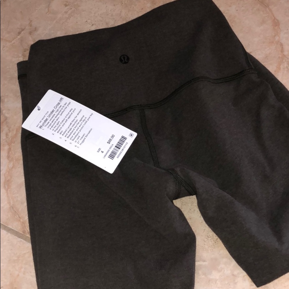 SIZE 4 LULULEMON PANTS NEVER WORN